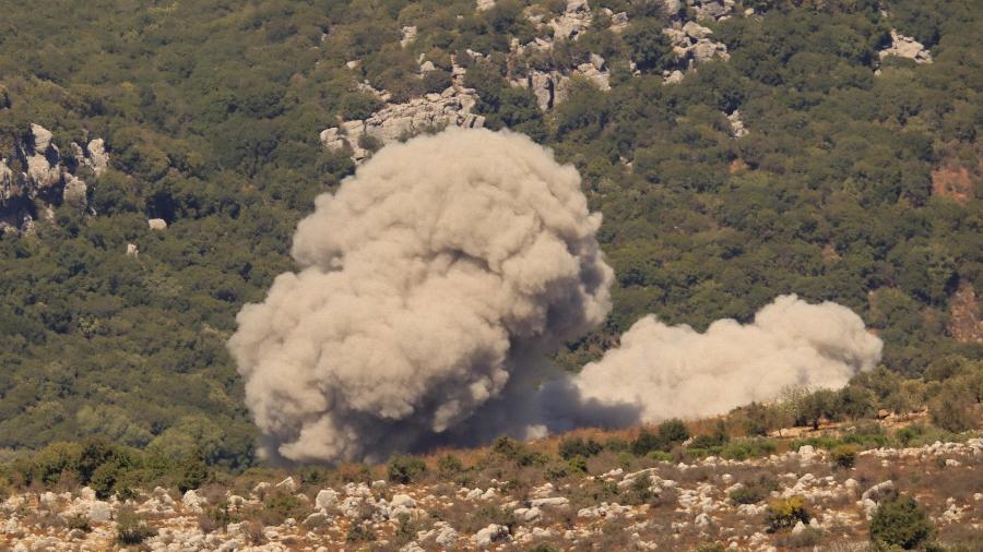 26.set.2024 - Israel bombardeia área ao sul do Líbano