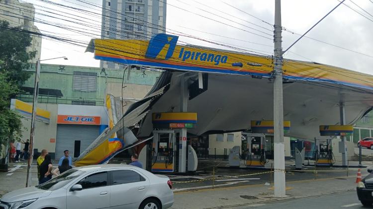 Temporal seguido de ventania derrubou teto de posto de combustível no bairro de Campo Grande, em São Paulo