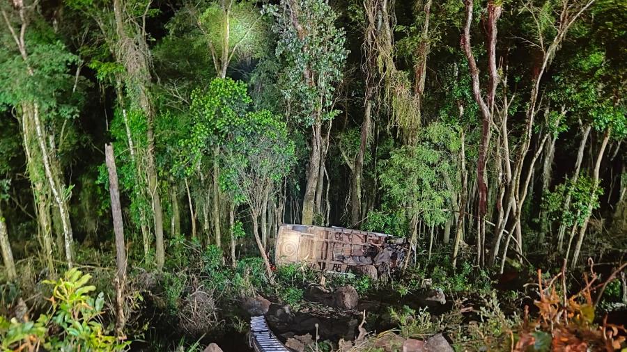 Van da banda Nave Som caiu em ribanceira às margens da SC-390