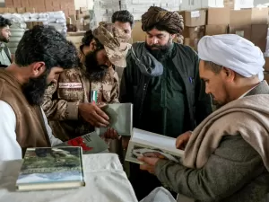 Talibã proíbe livros 'não islâmicos' em bibliotecas e livrarias do Afeganistão