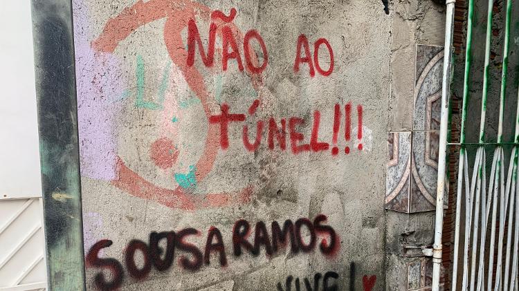 Uma das pichações na favela Sousa Ramos contra a obra