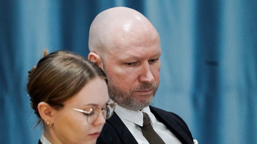 8.jan.2024 - O assassino Anders Behring Breivik e a advogada Marte Lindholm participam de uma audiência na prisão de Ringerike, em Tyristrand, Noruega, em 8 de janeiro de 2024. 