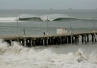 Ondas gigantes deixam um morto no Equador e portos fechados no Peru - Nicolas Landa Tami/AFP