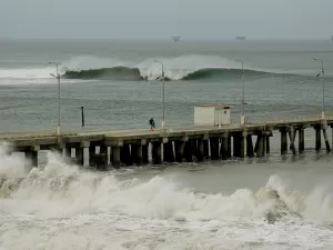 Ondas gigantes deixam um morto no Equador e portos fechados no Peru