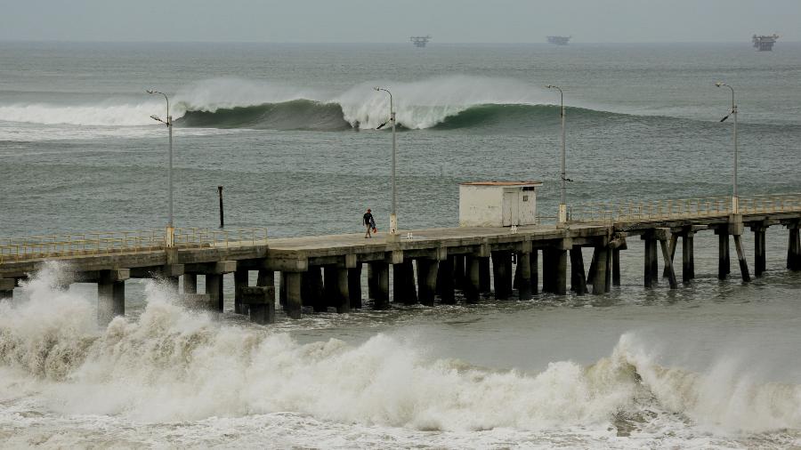 Ondas fortes fecham portos e praias no Peru