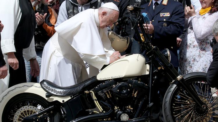 Francisco também chegou a abençoar e a autografar motos de fiéis na Praça de São Pedro, no Vaticano, durante seu papado Francisco também chegou a abençoar e a autografar motos de fiéis na Praça de São Pedro, no Vaticano, durante seu papado