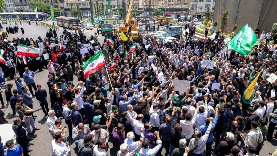13.jun.2025 - Iranianos protestam no Teerã contra os ataques israelenses - ATTA KENARE / AFP
