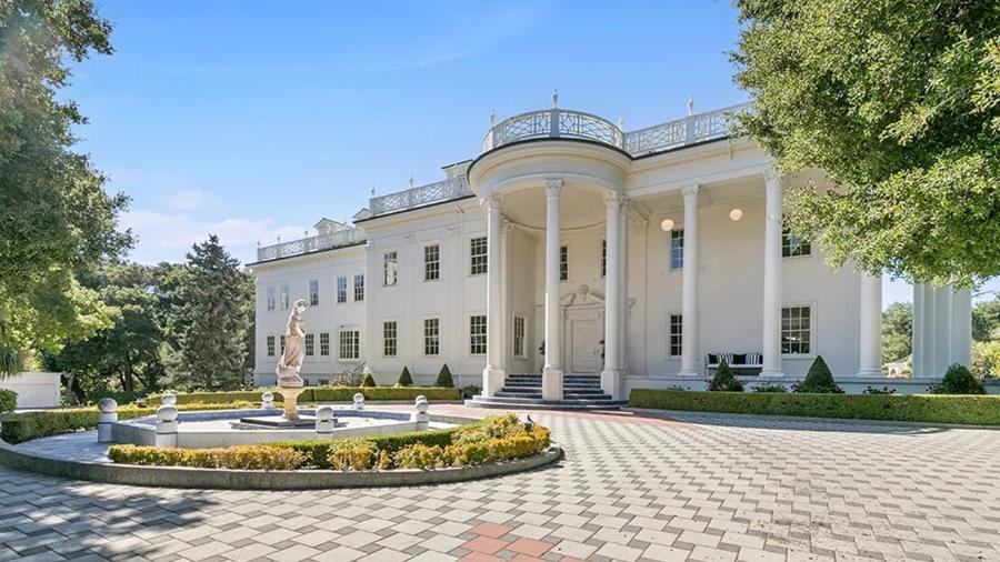 Mansão na Califórnia (EUA) é réplica da Casa Branca, sede do governo norte-americano; terreno tem 11 mil m² de área, 11 quartos e 14 banheiros Mansão na Califórnia (EUA) é réplica da Casa Branca, sede do governo norte-americano; terreno tem 11 mil m² de área, 11 quartos e 14 banheiros