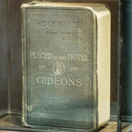 Exemplar histórico dos Gideões relembra o início da distribuição de Bíblias em quartos de hotéis