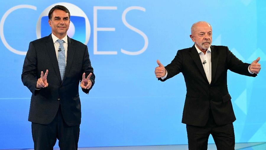23.out.2026 - Flávio Bolsonaro (PL) e Lula (PT) antes de começar o debate na Globo 23.out.2026 - Flávio Bolsonaro (PL) e Lula (PT) antes de começar o debate na Globo