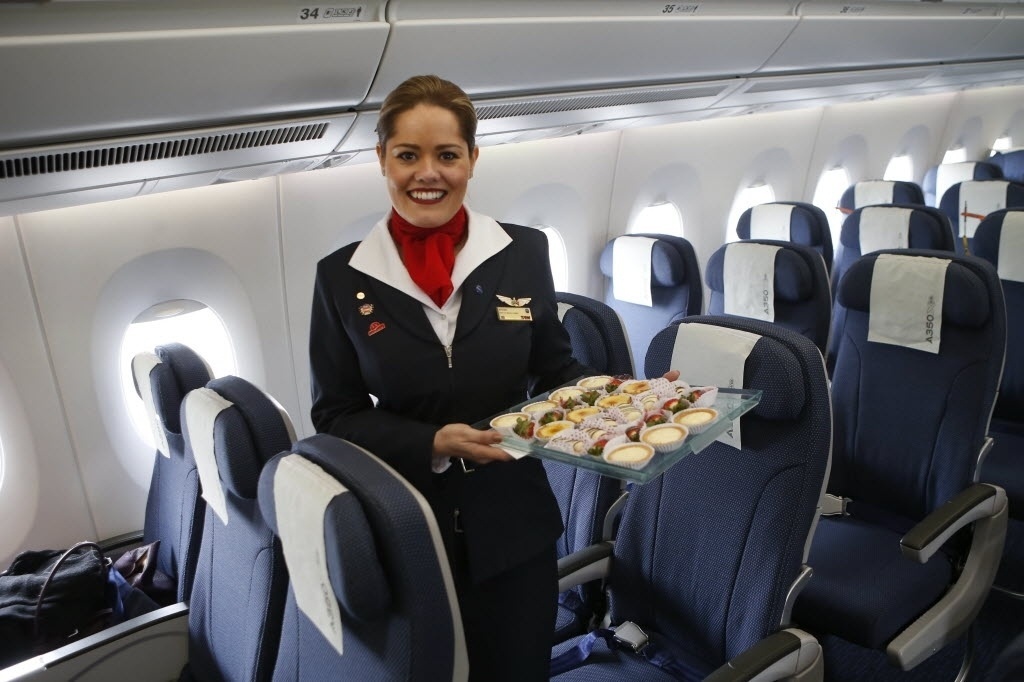 07.jun.2015 -  Aeromoça da TAM no avião Airbus A350 XWB, durante turnê de demonstração em Guarulhos (SP) - Junior Lago/UOL