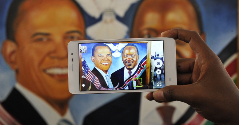 23.jul.2015 - Homem tira foto com celular de pintura onde aparece o presidente dos Estados Unidos, Barack Obama, e o presidente do Quênia, Uhuru Kenyatta, em Nairóbi, no Quênia