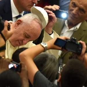 Papa Francisco tira solidéu ao cumprimentar fiéis - Alberto Pizzoli/AFP