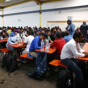 Imigrantes aguardam por registro na estação em Munique, Alemanha