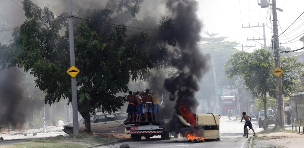 Os moradores atearam fogo em três ônibus e fecharam os acessos da comunidade - Domingos Peixoto/Agência O Globo