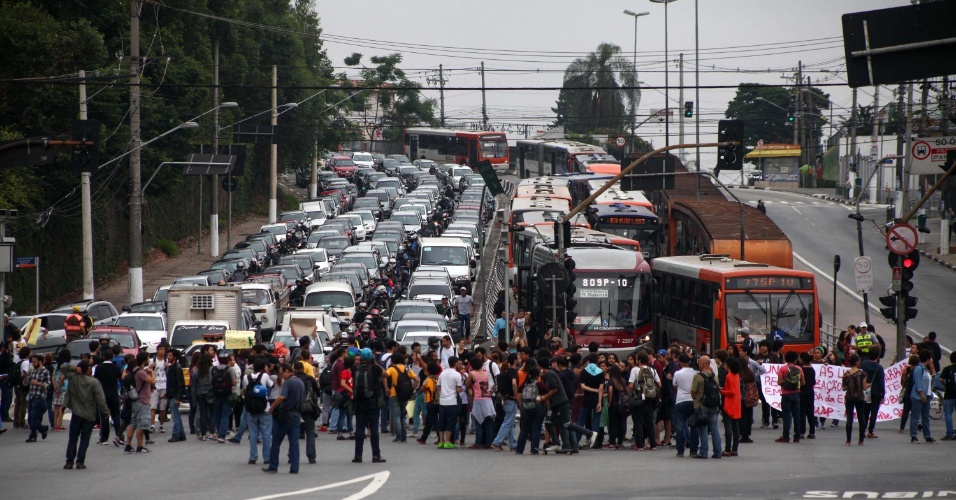 4.dez.2015 - Estudantes fecham rua a avenida Francisco Morato, na zona oeste de São Paulo, em mais um dia de protestos contra a reorganização escolar