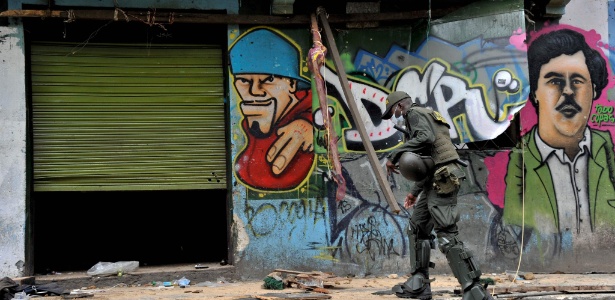 31.mai.2016 - Policiais fizeram uma operação no bairro conhecido como Bronx, em Bogotá - Guillermo Legaria/AFP Photo