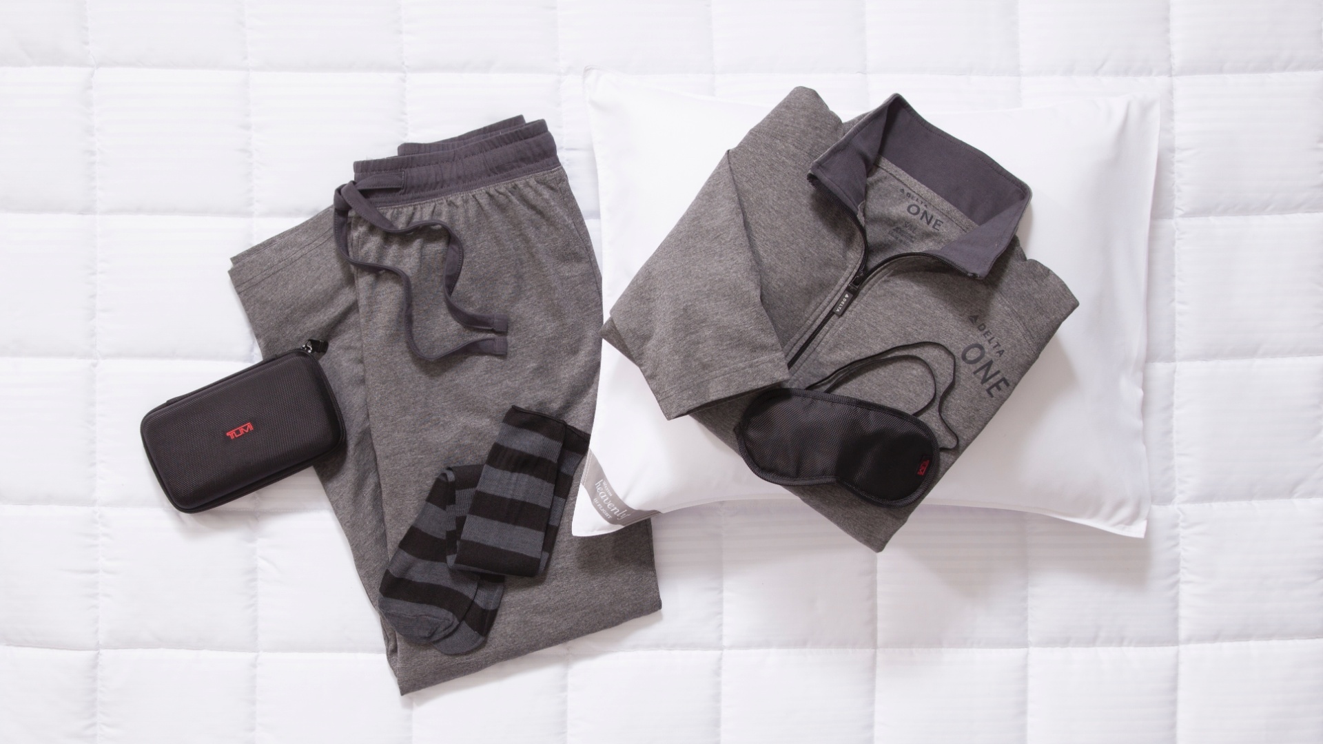 O kit para dormir da norte-americana Delta Airlines tem, além do pijama, um par de meias e uma máscara - Divulgação