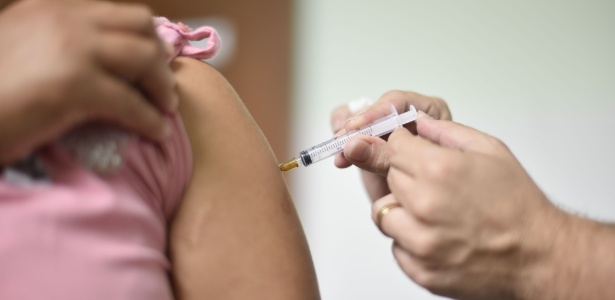 Vacina contra febre amarela é aplicada em cidades com casos prováveis em Minas Gerais - Douglas Magno/AFP Photo