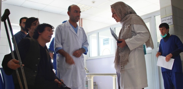 Marzia Salam Yaftali (dir.) conversa com paciente de hospital em Kunduz, Afeganistão - Najim Rahim/The New York Times