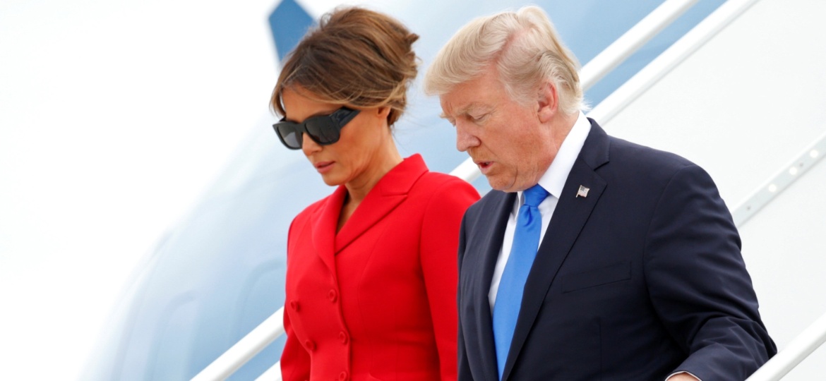 13.jul.2017 - Presidente dos EUA, Donald Trump, desembarca em Paris acompanhado da mulher, Melania Trump - Kevin Lamarque/Reuters