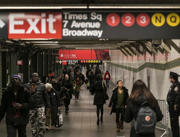 Pedestres andam em túnel entre as linhas do metrô na Times Square, onde um homem detonou uma bomba - JEENAH MOON/NYT