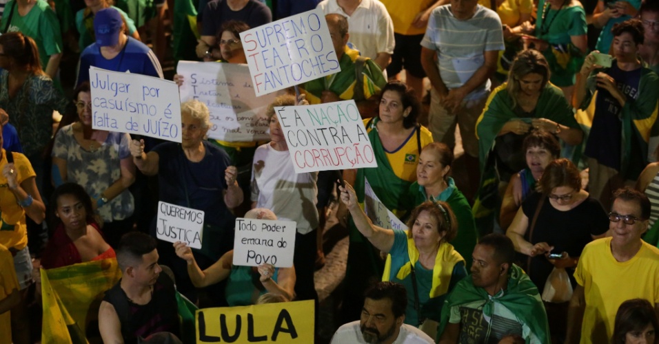 3.abr.2018 - Na praia de Copacabana, zona sul do Rio, manifestantes favoráveis à prisão do ex-presidente Lula exibem cartazes em protesto contra o STF (Supremo Tribunal Federal)