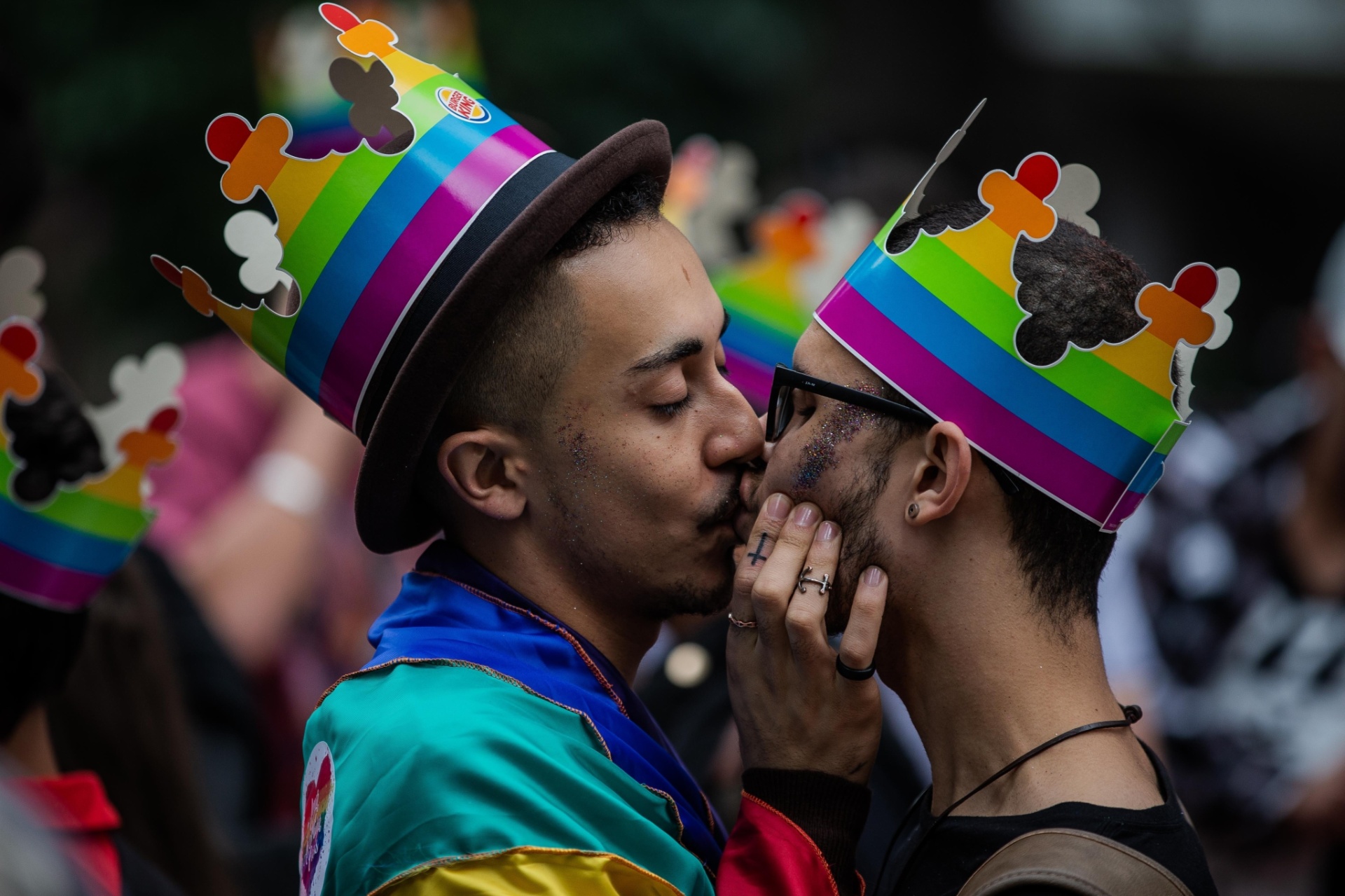 3.jun.2018 - Foliões trocam beijo na Avenida Paulista. A 22ª Parada do Orgulho LGBT acontece neste domingo (3) em São Paulo - Eduardo Anizelli/ Folhapress