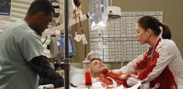 Cena da série Grey"s Anatomy, com médicos ensopados de sangue - Divulgação