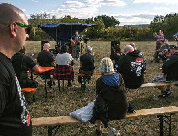 Cantor se apresenta durante o Dia de Eichsfeld, organizado pelo Partido Nacional Democrata, um partido político de neonazistas declarados, em Leinefelde, na Alemanha - Mauricio Lima/The New York Times