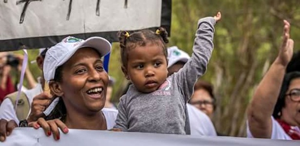 Sofya e a mãe, Simone, em foto de arquivo de 2016: a menina de três anos cresceu com os sintomas da lama da Samarco - Reprodução/Facebook