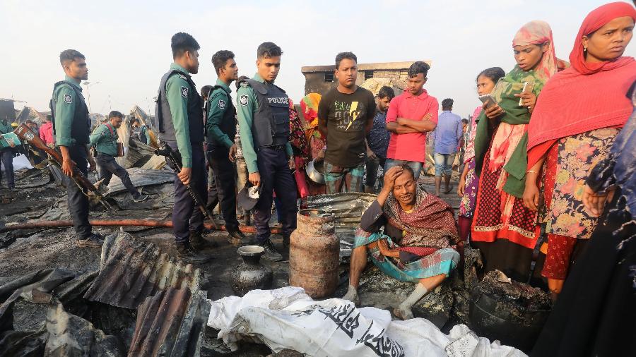 Um homem chora após perder a mulher em incêndio na cidade de Chittagong, Bangladesh - Reuters