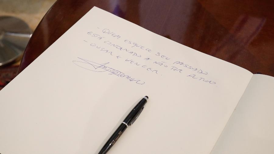 31.03.2019 - Frase escrita por Bolsonaro durante visita a Israel - Alan Santos/Presidência da República