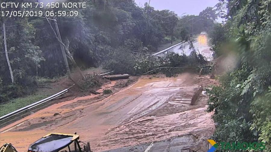 Rodovia dos Tamaios está interditado desde a tarde de ontem no trecho de serra, quando o acúmulo de chuva nas últimas 72 horas ultrapassou os 100 mm - Divulgação/Concessionária Tamoios