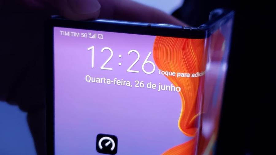 Mate X, celular dobrável da Huawei, recebendo sinal 5G no Brasil - Rodrigo Trindade/UOL