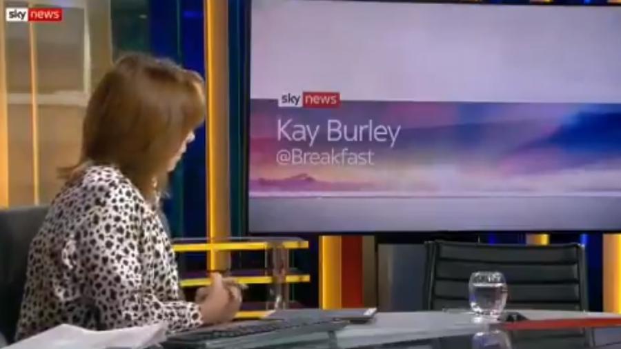A apresentadora Kay Burley entrevista uma cadeira após político cancelar participação - Reprodução/Sky News
