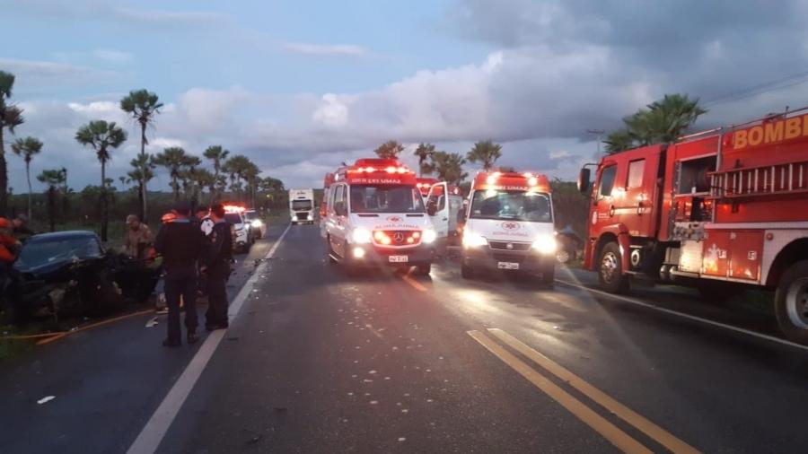 Carro (à esq.) envolvido em acidente que deixou três mortos no Ceará - Divulgação/PRF