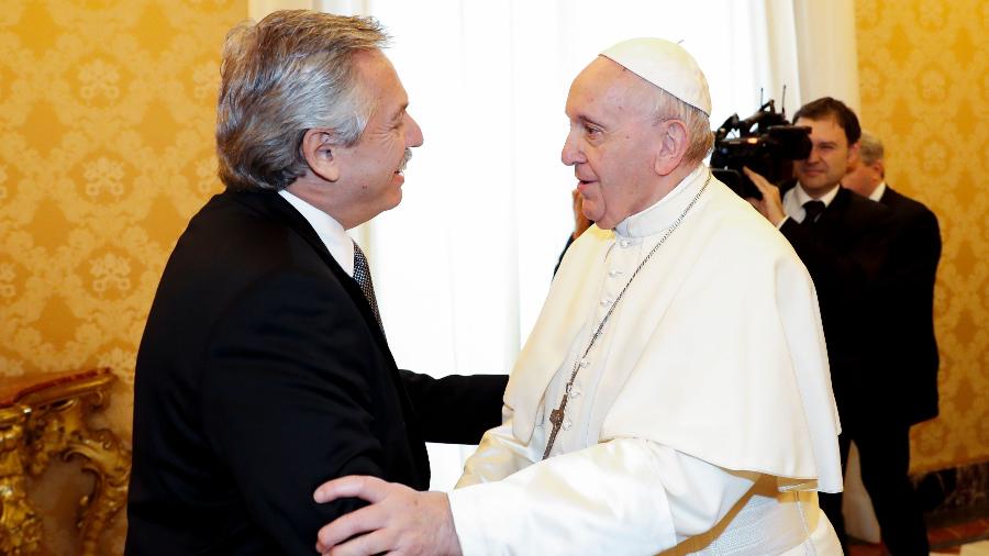 Papa Francisco (à direita) cumprimenta o presidente da Argentina, Alberto Fernandez, que o visitou no Vaticano - Remo Casilli/AFP