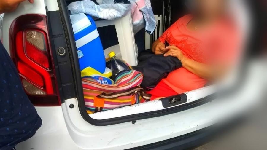 Mulher dentro de porta-malas de carro flagrado em rodovia de Florianópolis - Divulgação/Polícia Rodoviária Estadual