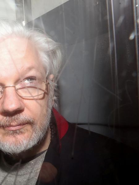 Fundador do Wikileaks, Julian Assange, deixa tribunal em Londres - 