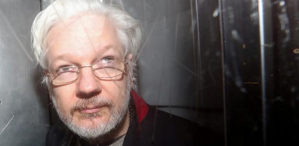 Fundador do Wikileaks, Julian Assange, deixa tribunal em Londres