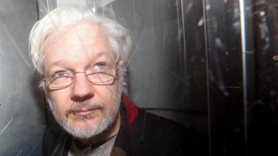 Assange e Moris tiveram dois filhos em segredo durante os quase sete anos que o australiano viveu refugiado na embaixada equatoriana - Reuters