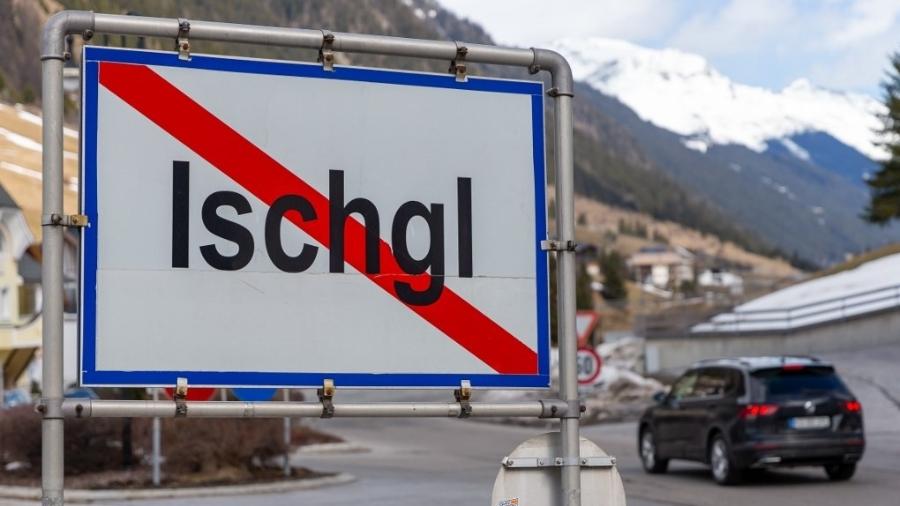 A cidade de Ischgl, na Áustria, com uma das estações de esqui mais famosas com turistas do mundo todo, foi fechada em função da pandemia de coronavírus - Jakob Gruber/APA/AFP
