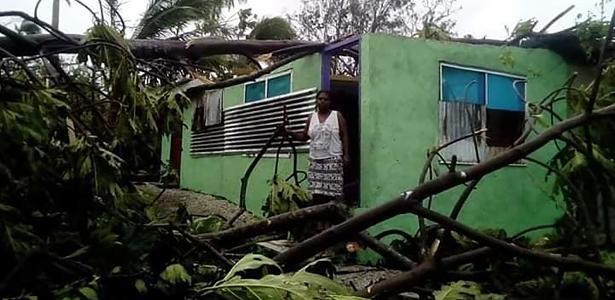 Moradora observa casa destruída em Vanuatu pela passagem do ciclone Harold em abril de 2020