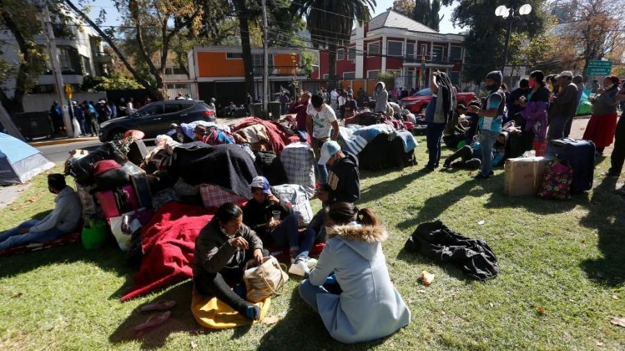 28.abr.2020 - À espera de repatriação, cerca de 400 bolivianos acampam em frente ao consulado do país em Santiago, no Chile - Marcelo Hernandez/Getty Images