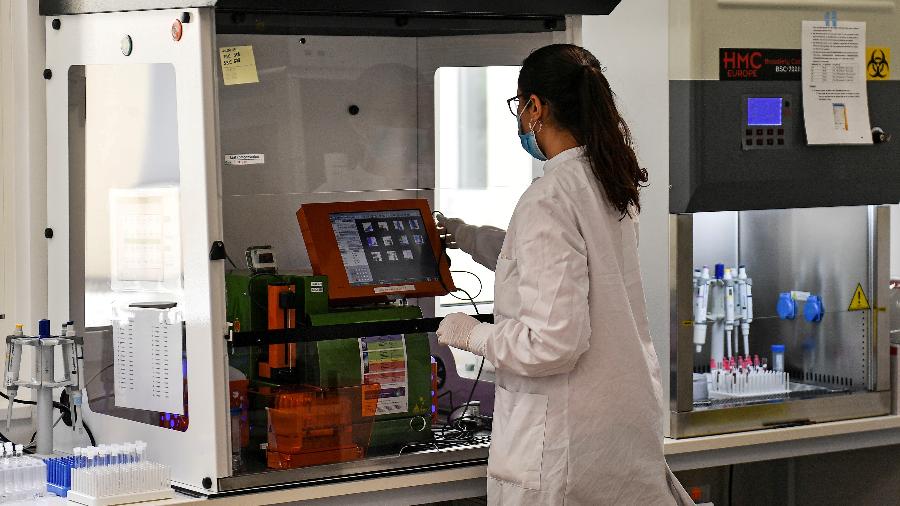 Funcionária realiza testes para coronavírus em laboratório em Bonn, Alemanha - POOL New
