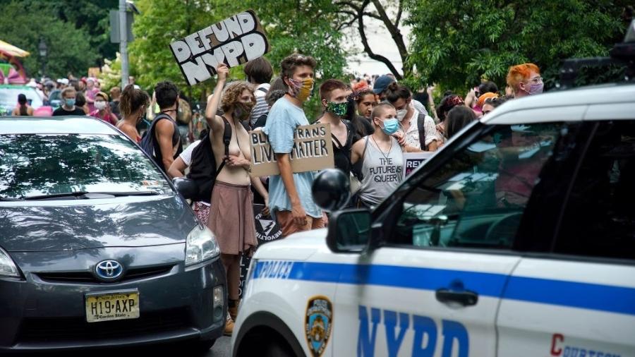 Manifestantes pedem o fim da Polícia de Nova York durante parada do Orgulho LGBT em Nova York - John Lamparski/Getty Images