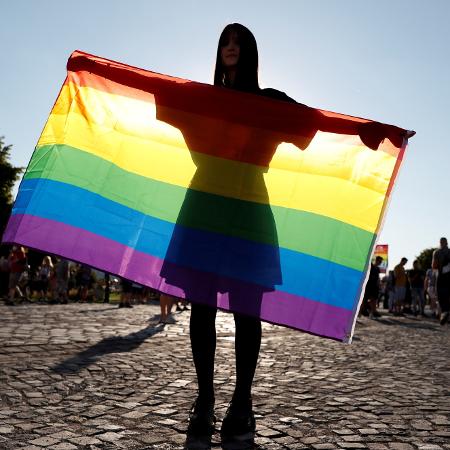 Manifestante segura a bandeira do Orgulho LGBTQIA+, na Hungria  - Bernadett Szabo/Reuters