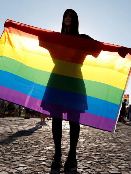 Manifestante segura a bandeira do Orgulho LGBT durante protesto em Budapeste, na Hungria  - Bernadett Szabo/Reuters