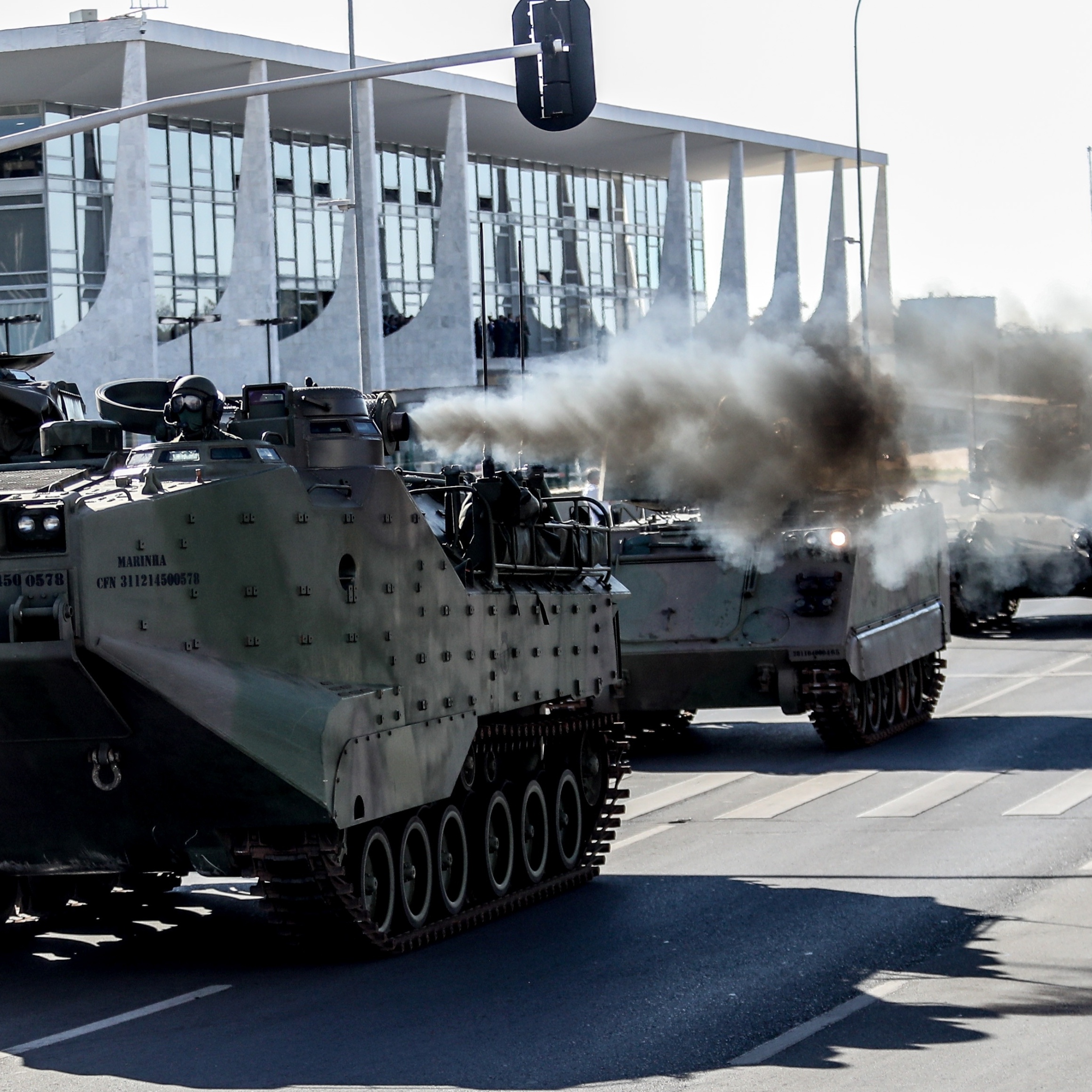 Desfile de blindados militares em Brasília vira meme nas redes